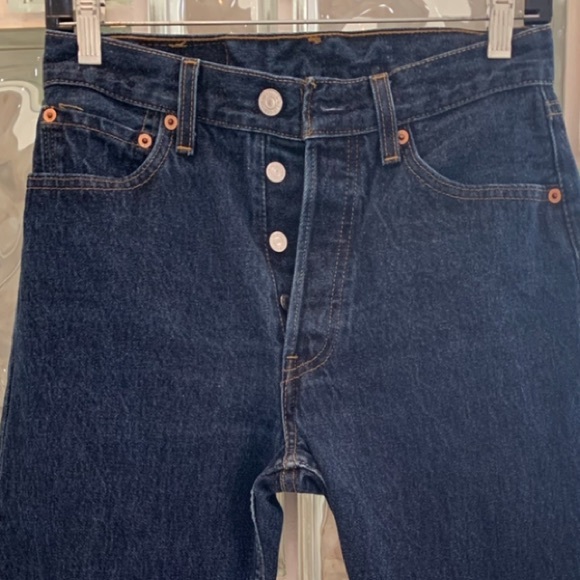 Vintage Levi’s 501’s button up jeans. Size 28x32. - Picture 4 of 10